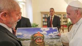 Lula le entrega al Papa Francisco el retrato de un indígena