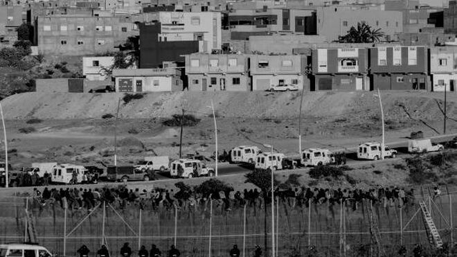 Inmigrantes saltando la valla de la frontera Sur