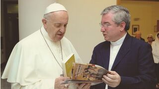 Fernando Prado muestra 'Intergentes' al Papa Francisco