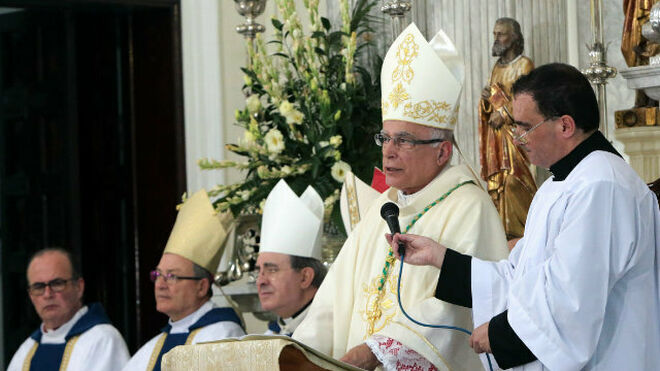 El obispo de Gibraltar suspende el saludo de la paz ante el temor al coronavirus