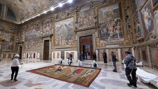 Instalación de los tapices de Rafael Sanzio en la Sixtina