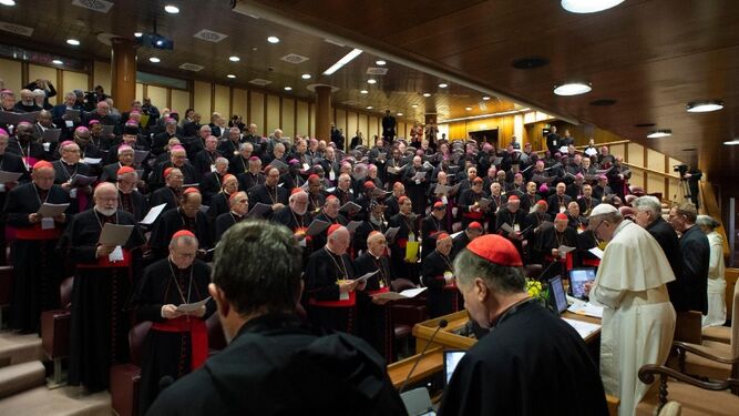 Esta foto, tomada por los medios del Vaticano el 23 de febrero de 2019, muestra al Papa Francisco en la cumbre mundial de protección infantil