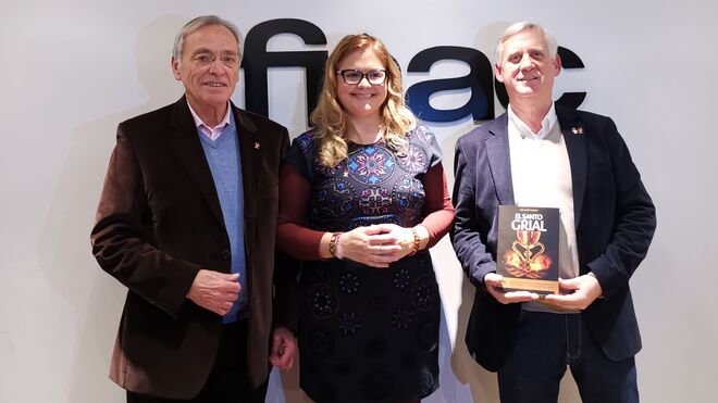 La autora con directivos de la Ruta del Santo Grial