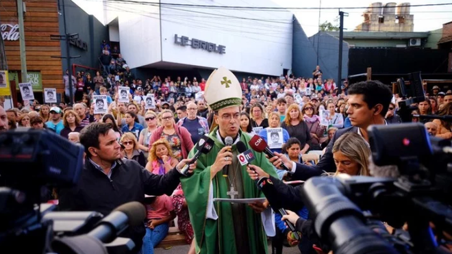 Gabriel Mestre, durante la misa en la bolera donde fue asesinado Fernando Báez