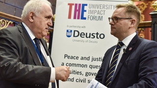J. M. Guilbert, rector de Deusto, y Phil Baty, en la universidad
