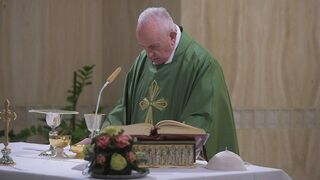 Francisco celebrando en Santa Marta