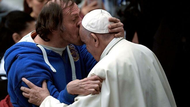 El beso de un hombre con discapacidad a Francisco