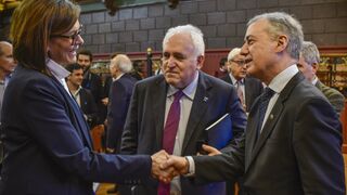 Hind Kabawat saluda al lehendakari Iñigo Urkullu, en presencia del rector José María Guibert, en la clausura del Foro THE sobre el impacto de las universidades en la promoción de la paz y la justicia