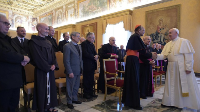 Francisco saluda a los miembros del Pontificio Consejo para los Textos Legislativos