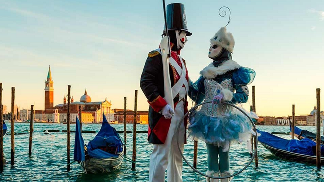 Pareja enmascarada en los carnavales venecianos