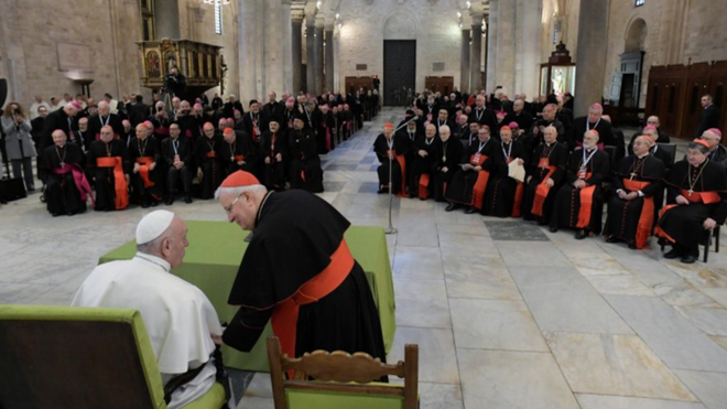 El Papa, con los obispos, en Bari