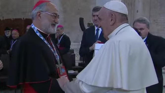 El Papa saluda al cardenal López