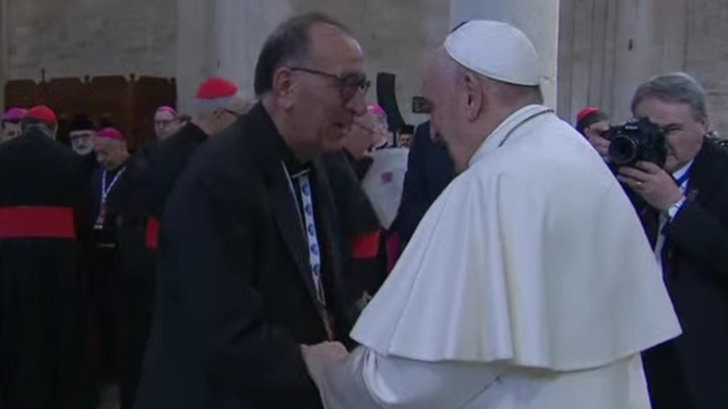 El Papa saluda al cardenal Omella en Bari