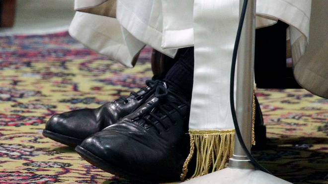 Los zapatos del Papa, negros y cómodos