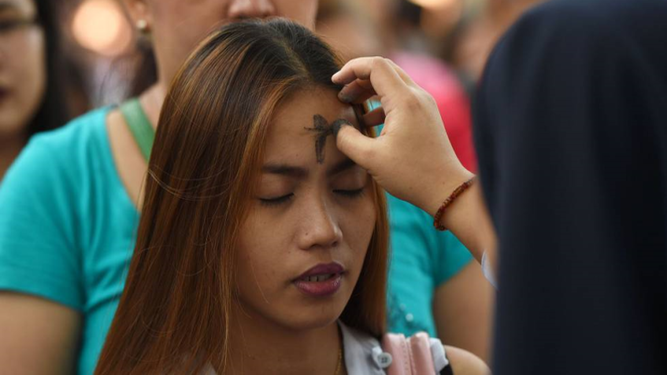 En Filipinas el culto religioso comprende tactilidad