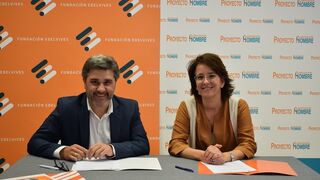 Juan Pedro Castellano, director de Fundación Edelvives, con Elena Presencio, directora de APH, en el momento de la firma.