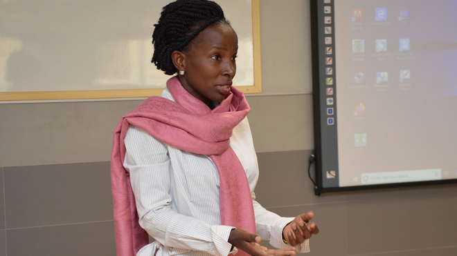 Irene Kyamummi en su charla en la UCV