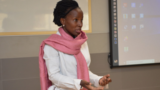 Irene Kyamummi en su charla en la UCV