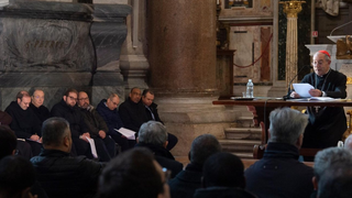 El cardenal vicario Angelo De Donatis lee el discurso del Papa en el encuentro con el clero en la Basílica de San Juan de Letrán