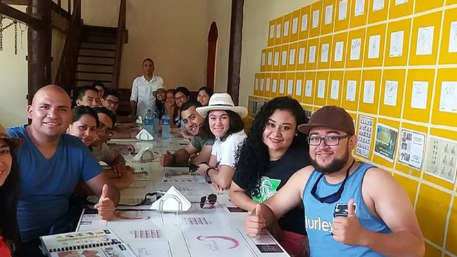 Turistas retratándose en el café nicaragüense