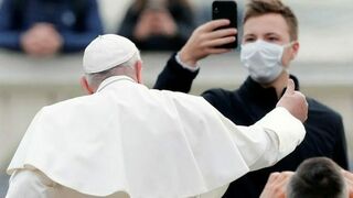 El Papa saluda a un fiel que le graba con una mascarilla puesta