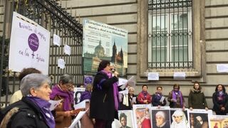 La teóloga Pepa Torres sobre el escenario, rodeada de los carteles de mujeres históricas de Iglesia