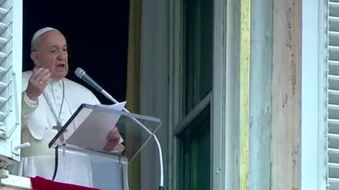 Francisco volvió a aparecer en público durante el Angelus
