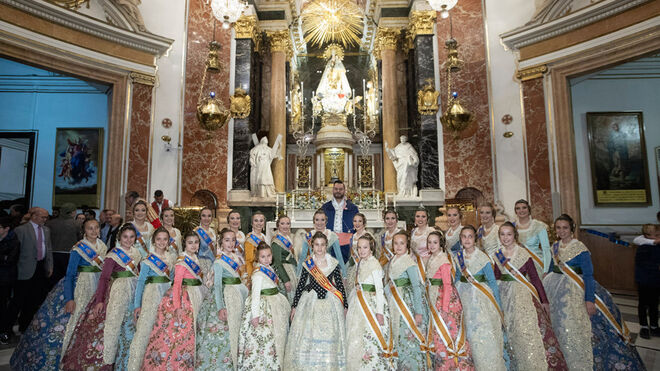 Las Fallas comienzan sus fiestas a los pies de la Virgen de los Desamparados