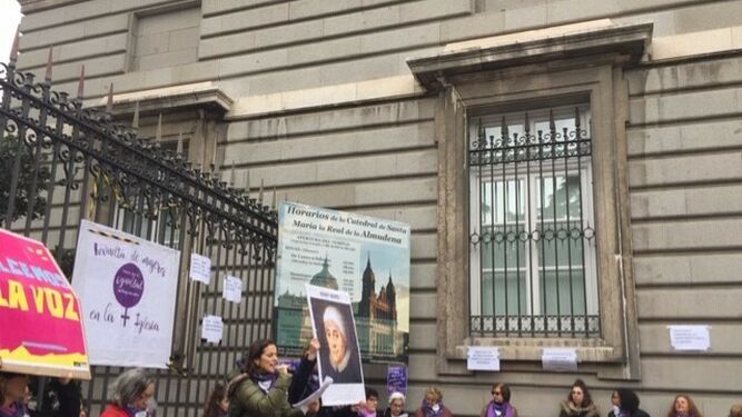 Otro momento de la "revuelta" de mujeres, a las puertas de la Almudena