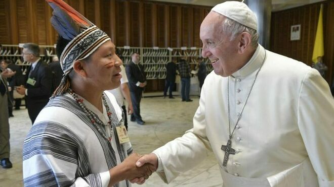 El-Papa-saluda-a-Delio-Siticonatzi-representante-del-pueblo-Ashaninca