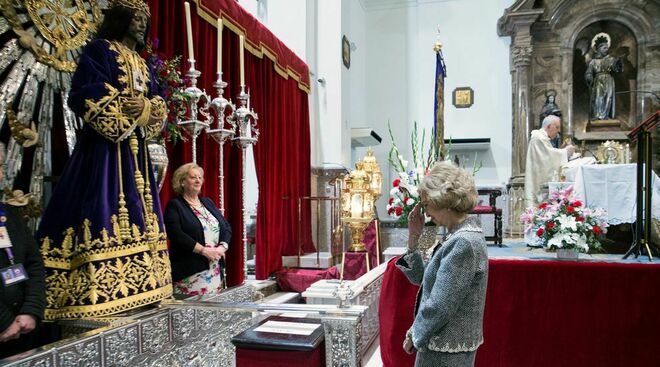Doña Sofía venera, sin tocarlo, al Cristo de Medinaceli