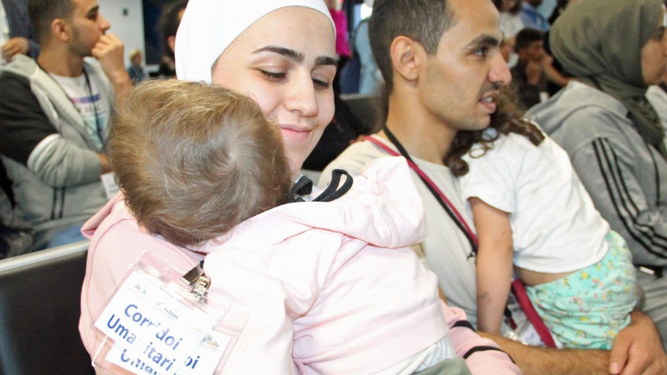 Refugiados protegidos por un corredor humanitario