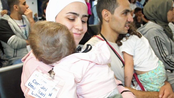 Refugiados protegidos por un corredor humanitario