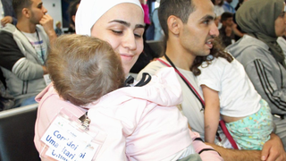 Refugiados protegidos por un corredor humanitario