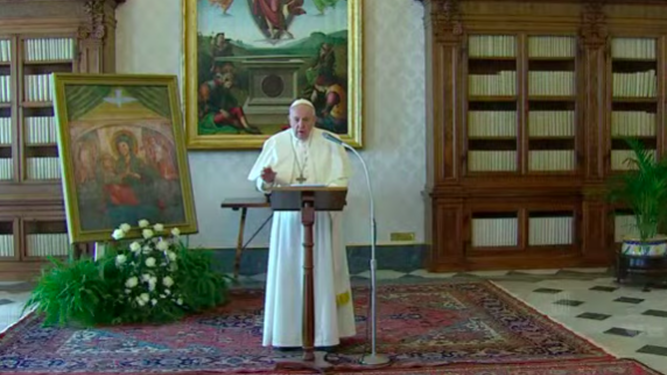 Francisco reza el Angelus desde la biblioteca del palacio apostólico