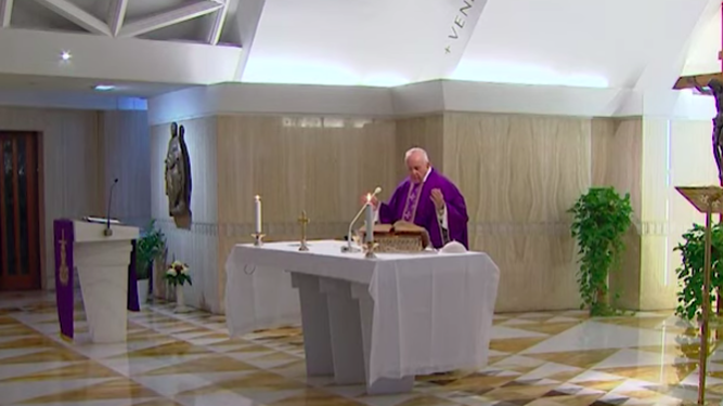 El Papa consagra en Santa Marta