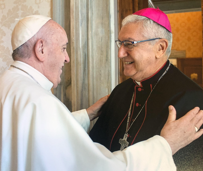 El Papa y Carlos Castillo