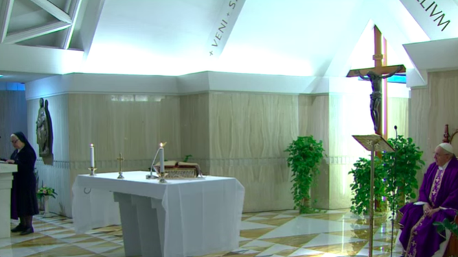 Una religiosa lee la primera lectura en Santa Marta