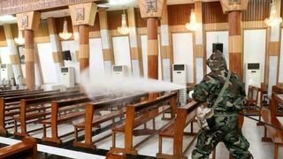 Desinfección de un templo en Irak