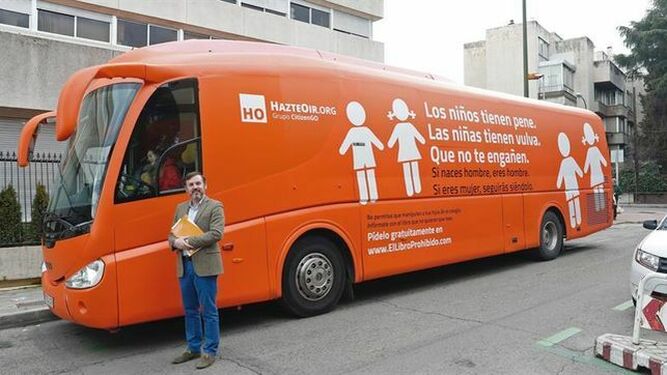 Ignacio Arsuaga, al frente del autobús tránsfobo de HazteOir