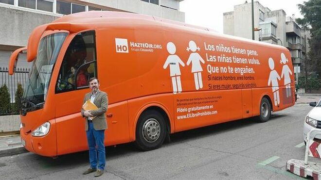 Ignacio Arsuaga, al frente del autobús tránsfobo de HazteOir