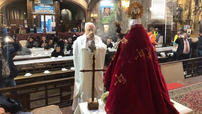 El Padre Ángel inciensa a la Virgen de Covadonga