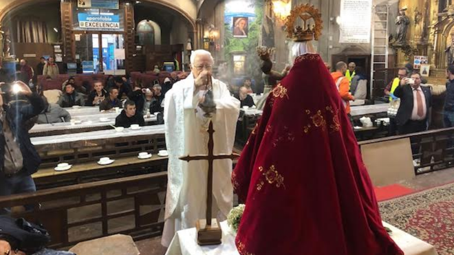 El Padre Ángel inciensa a la Virgen de Covadonga