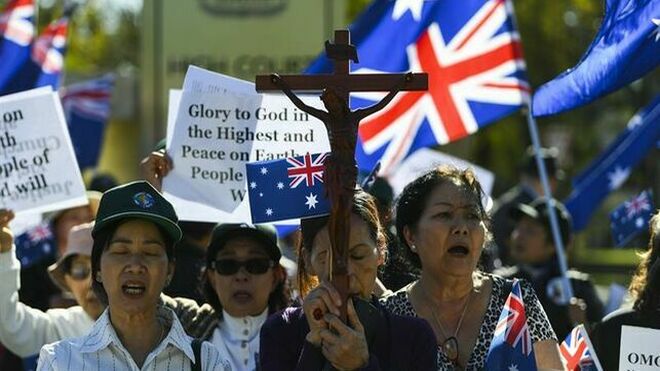Partidarios de Pell rezan frente al Tribunal Superior de Australia en Canberra, Australia