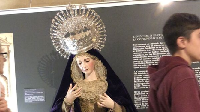 Visitantes ante las esculturas de Martínez Montañés