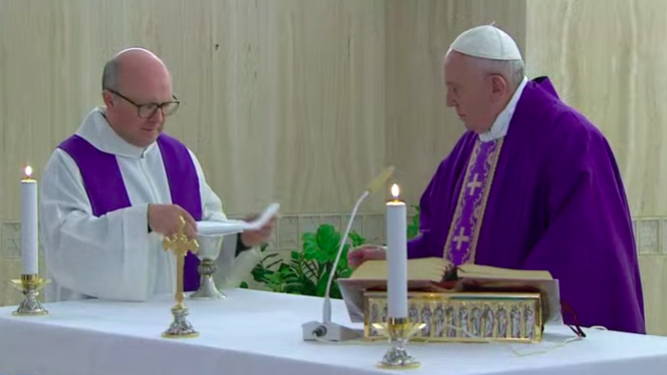 Francisco, con un sacerdote en Santa Marta