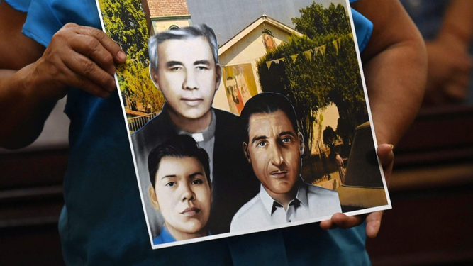Rutilio Grande y sus compañeros asesinados, en un cartel