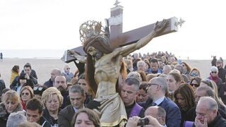 Cristo del Salvador,  junto al mar.