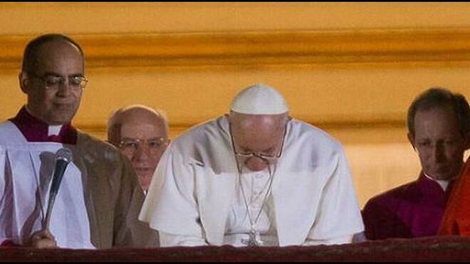 Francisco, pidiendo la bendición del pueblo