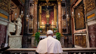 El papa reza ante el crucifijo de la "Gran Peste"